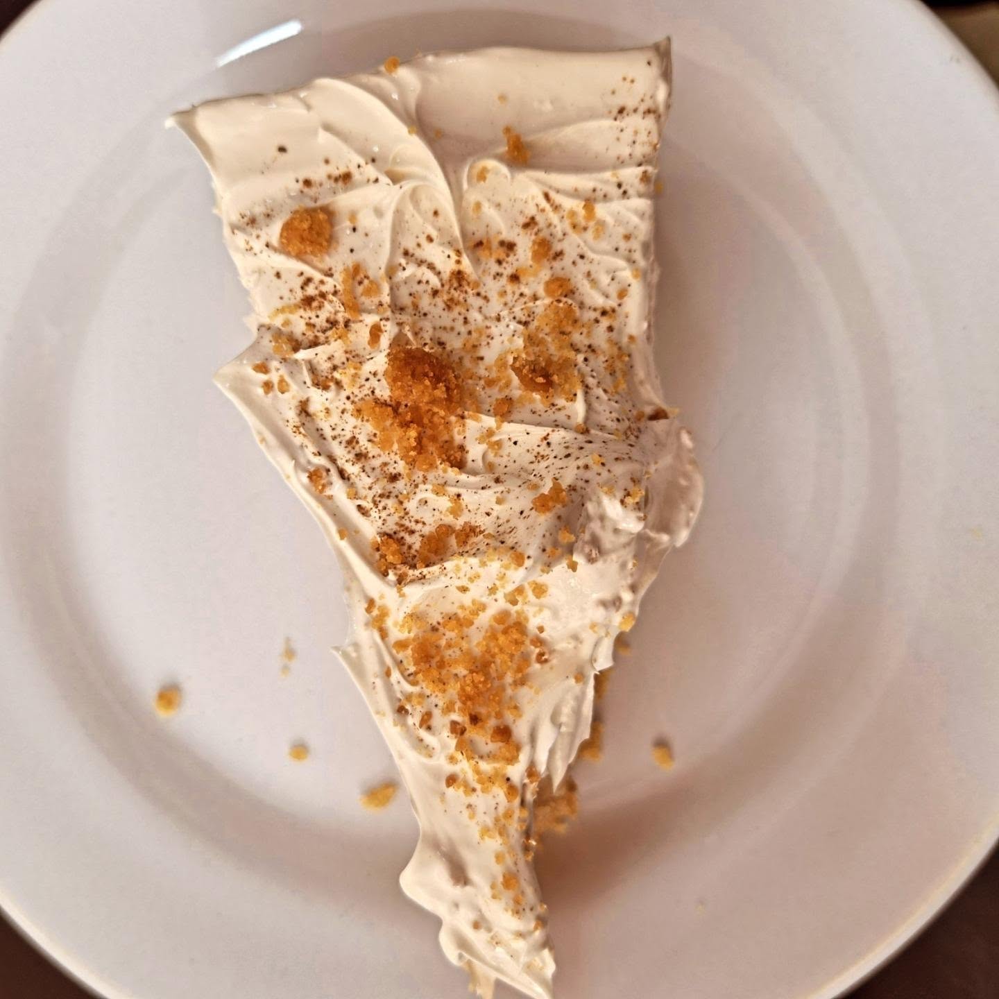 Fatia de banoffee com creme e farofa crocante