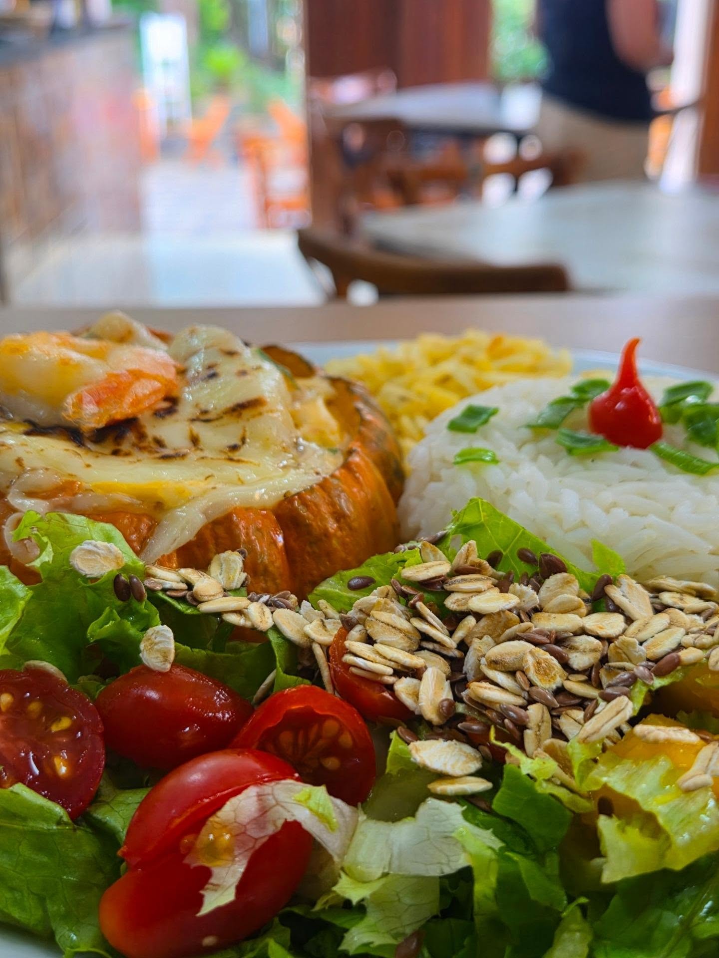 Prato da casa com camarões, acompanhamentos e salada