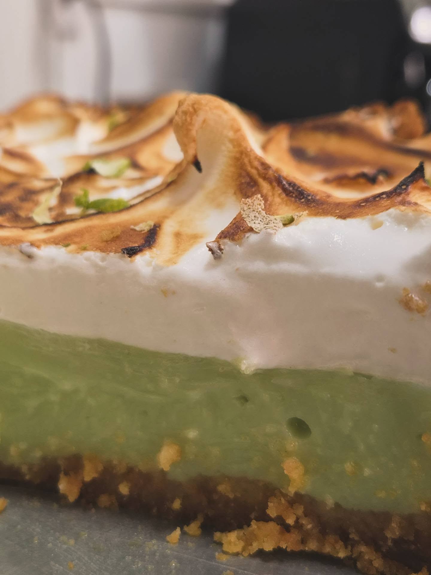 Fatia de torta de limão com merengue tostado