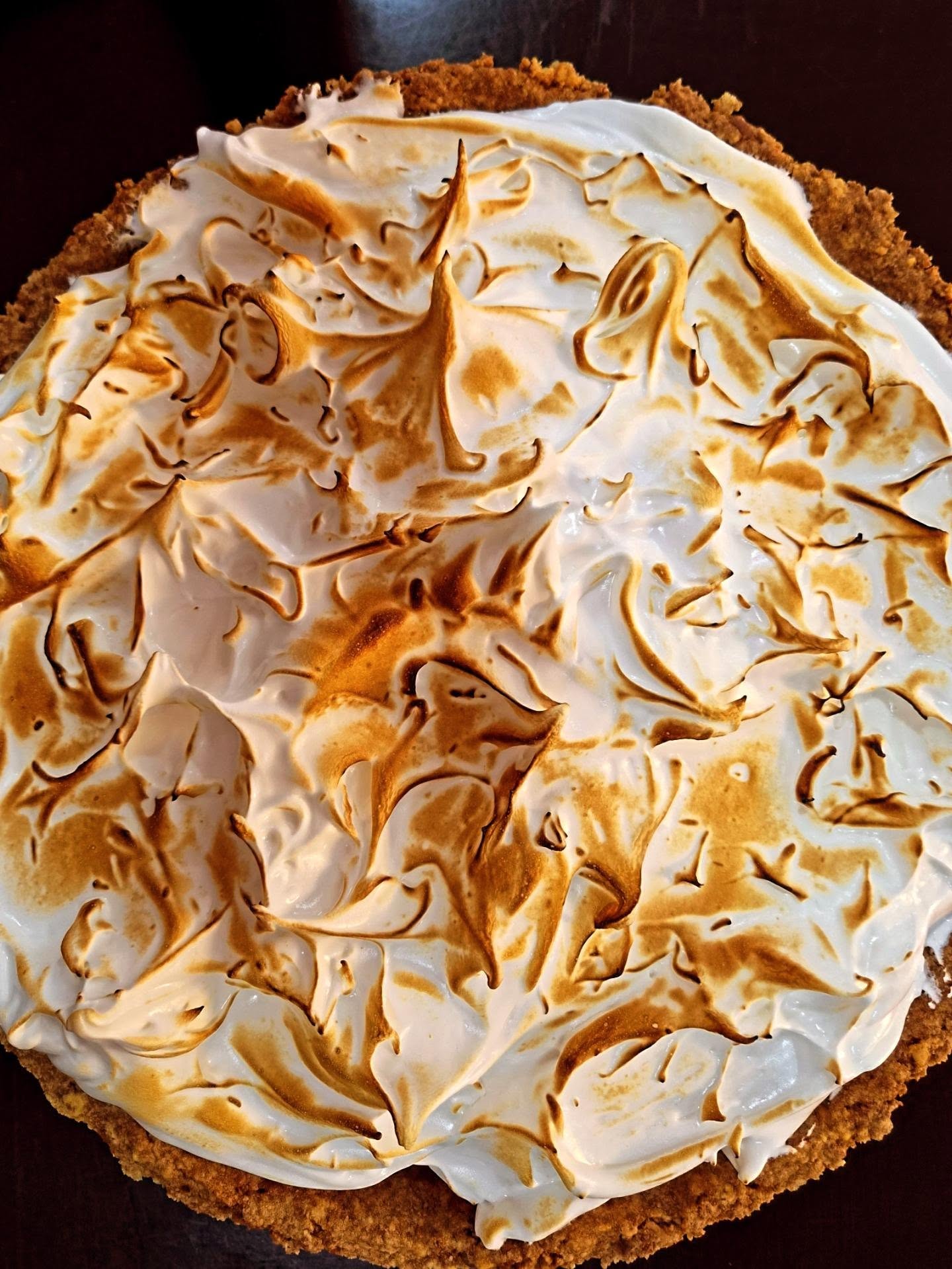 Torta inteira de merengue de maracujá com cobertura tostada