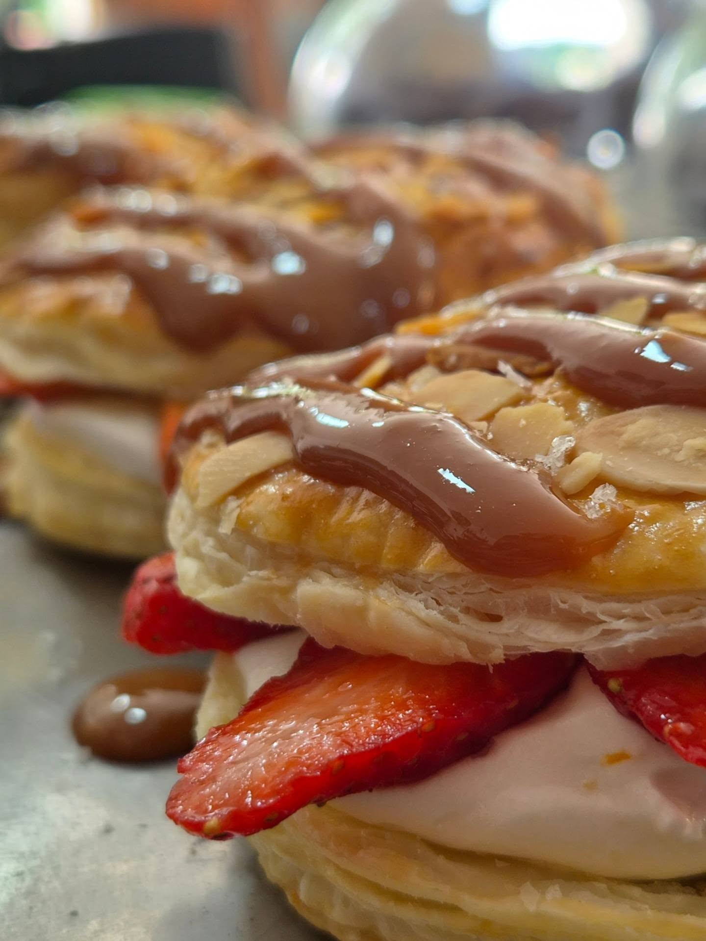 Mil-folhas com doce de leite, caramelo e morangos