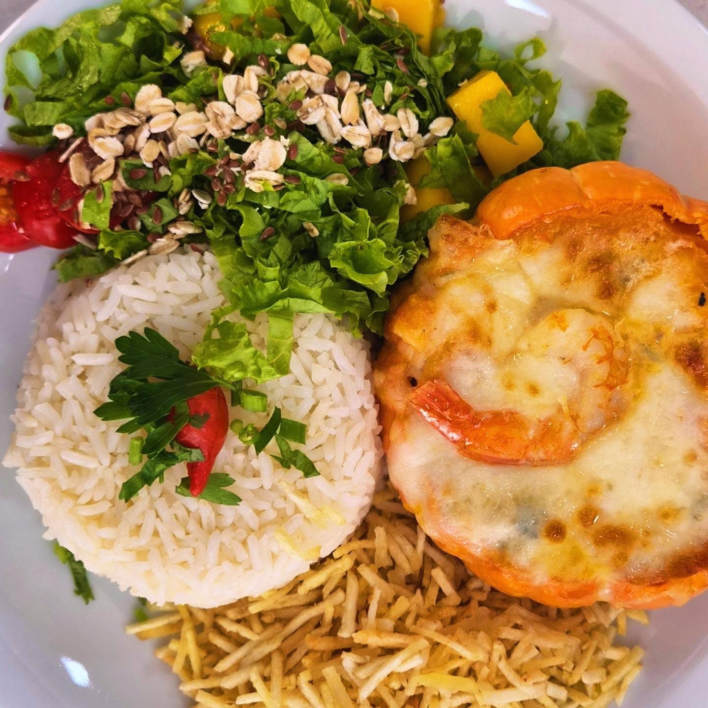 Prato feito de camarão na moranga com arroz e salada